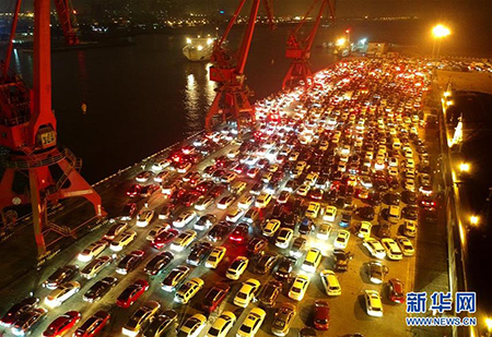 港はマイカー観光客で渋滞