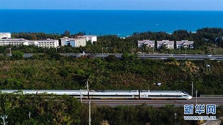 「海南環島高速鉄道」東区間で陵水駅付近の海岸を通過する高速鉄道(3月15日、撮影・楊冠宇)